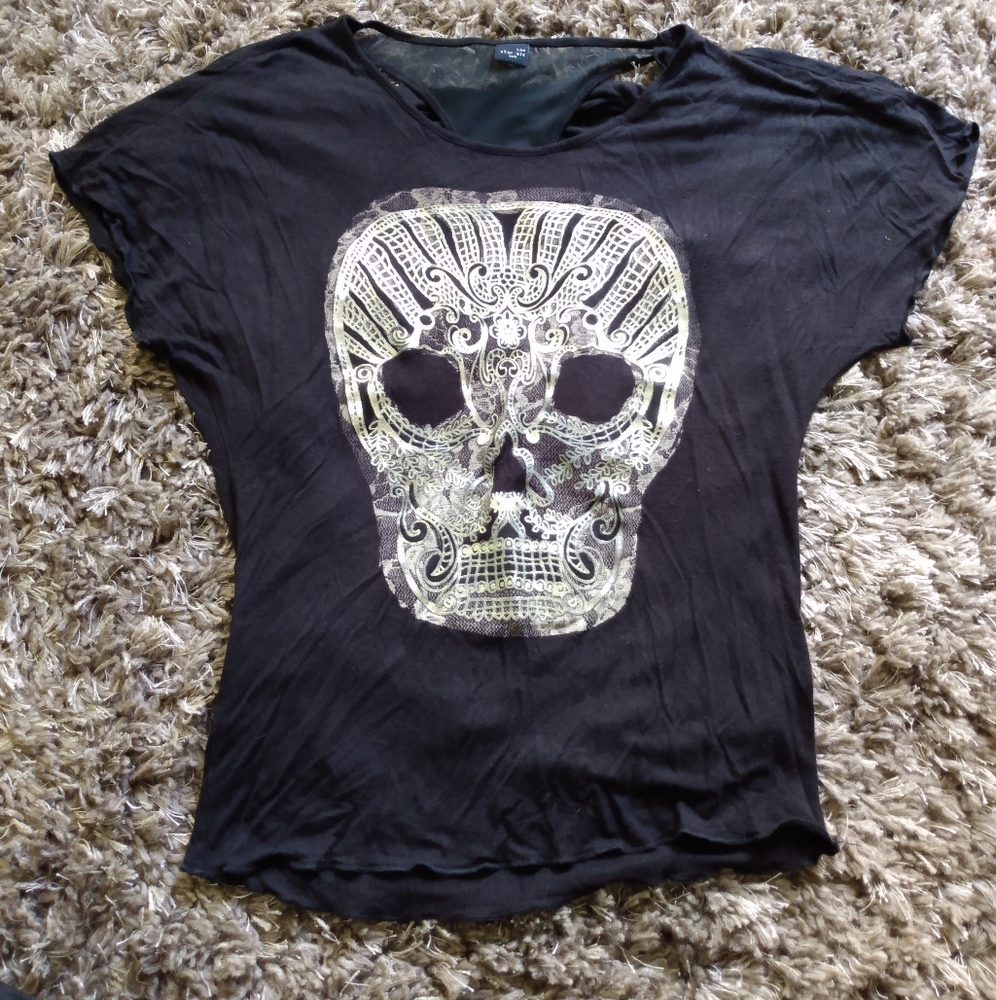 ✨2 for $15✨ Skull shirt